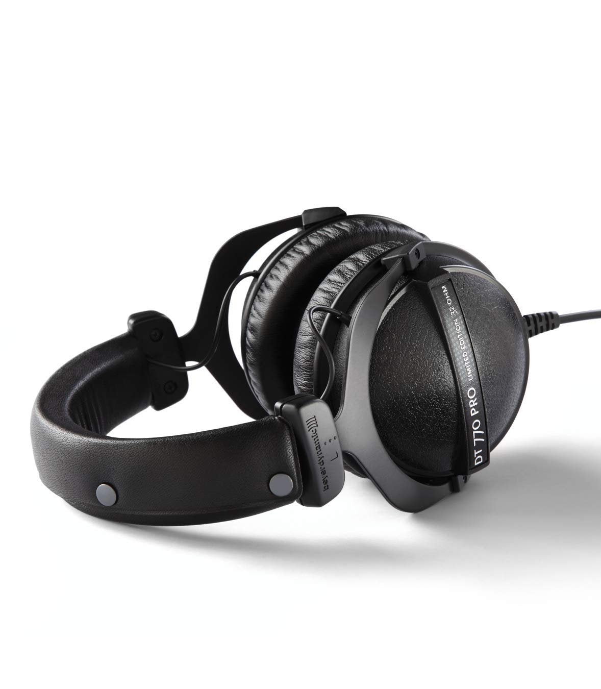 beyerdynamic DT 770 PRO 250 Ohm Over-Ear Studio Headphones in Black. Closed Construction, Wired for Studio use, Ideal for Mixing in The Studio