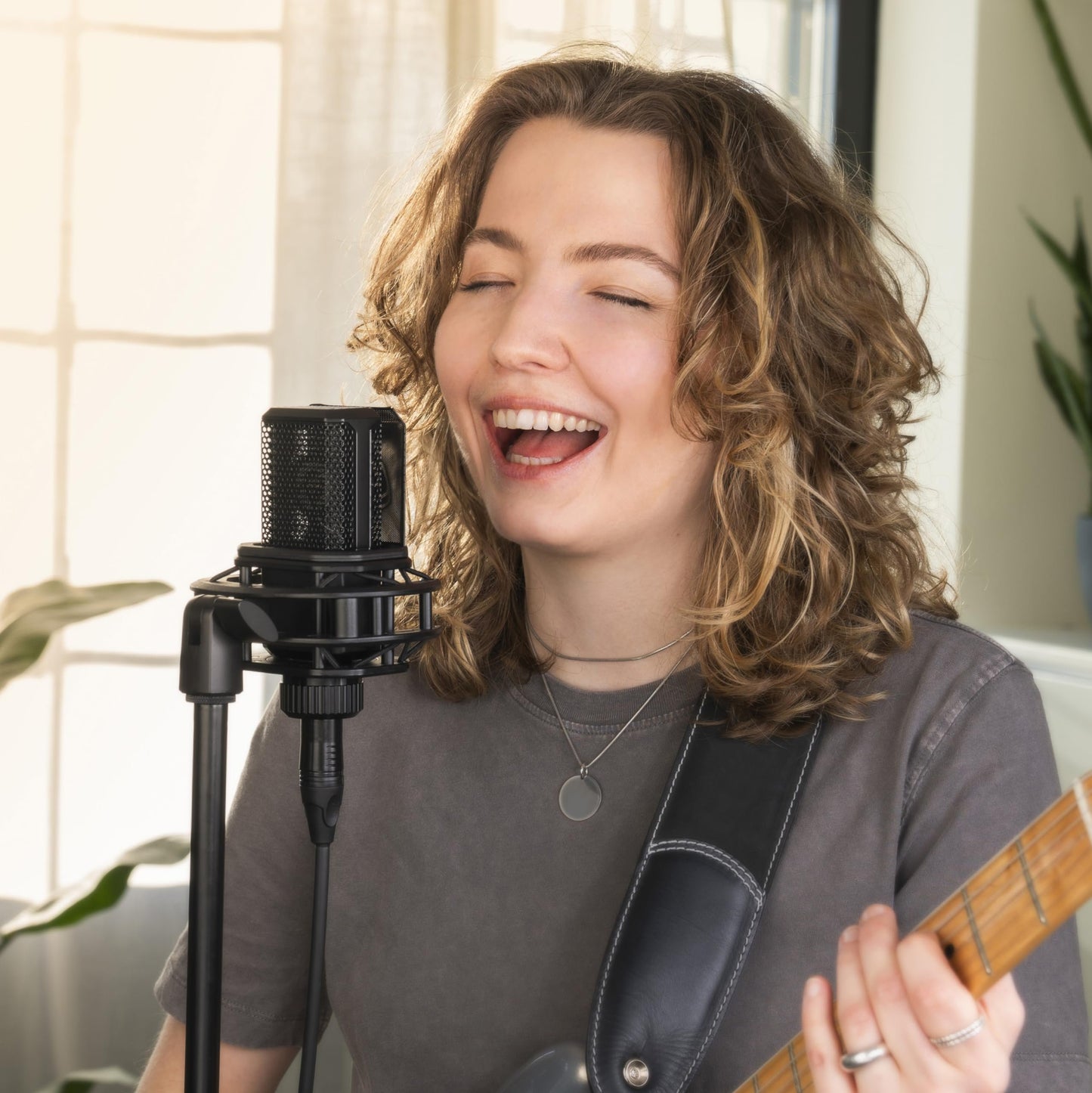 LCT-240 Condenser Microphone with high-Perfomance Capsule, Cardioid Pattern, Black, Shock Mount, Magnetic pop Filter