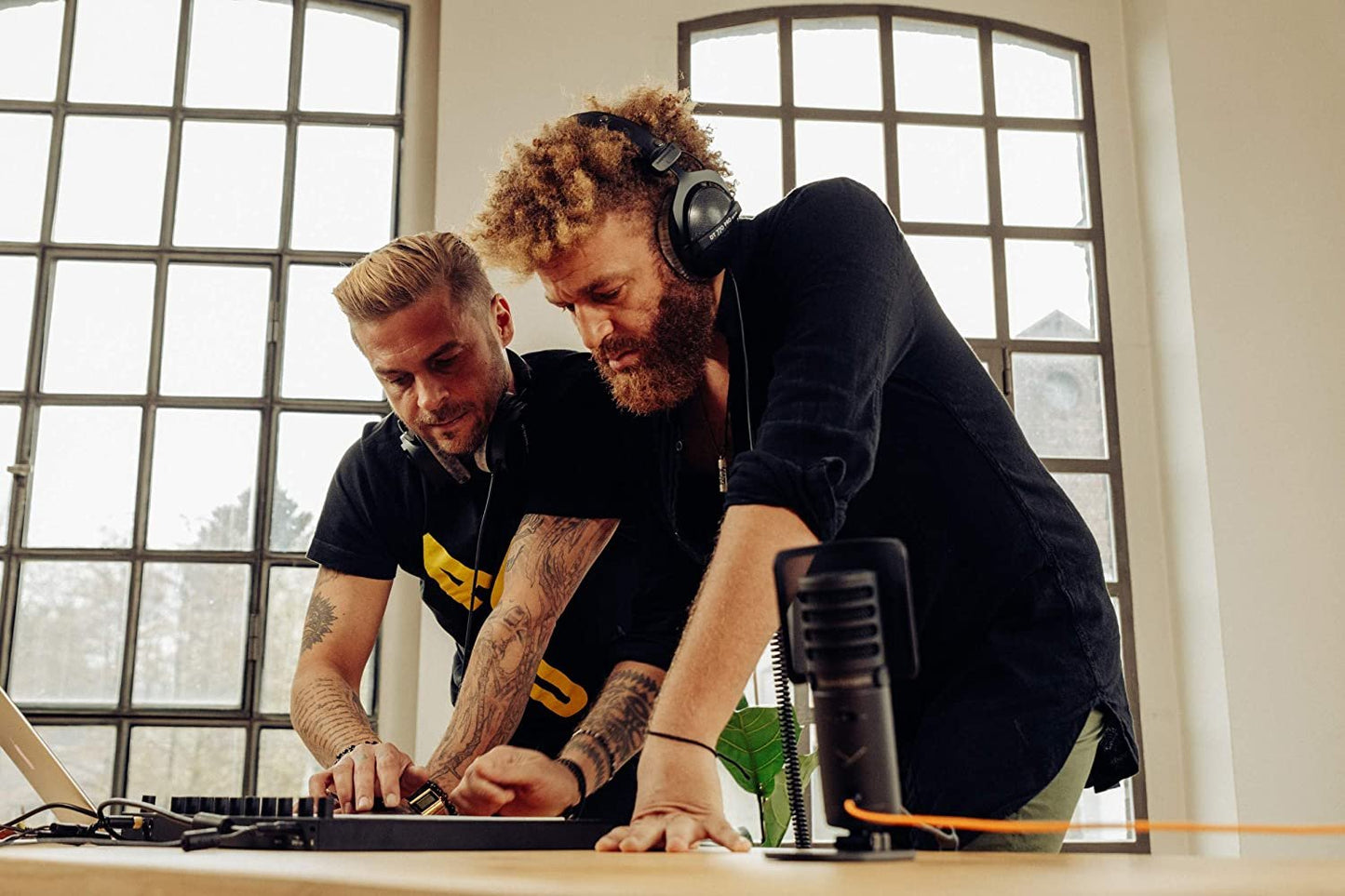 beyerdynamic DT 770 PRO 250 Ohm Over-Ear Studio Headphones in Black. Closed Construction, Wired for Studio use, Ideal for Mixing in The Studio