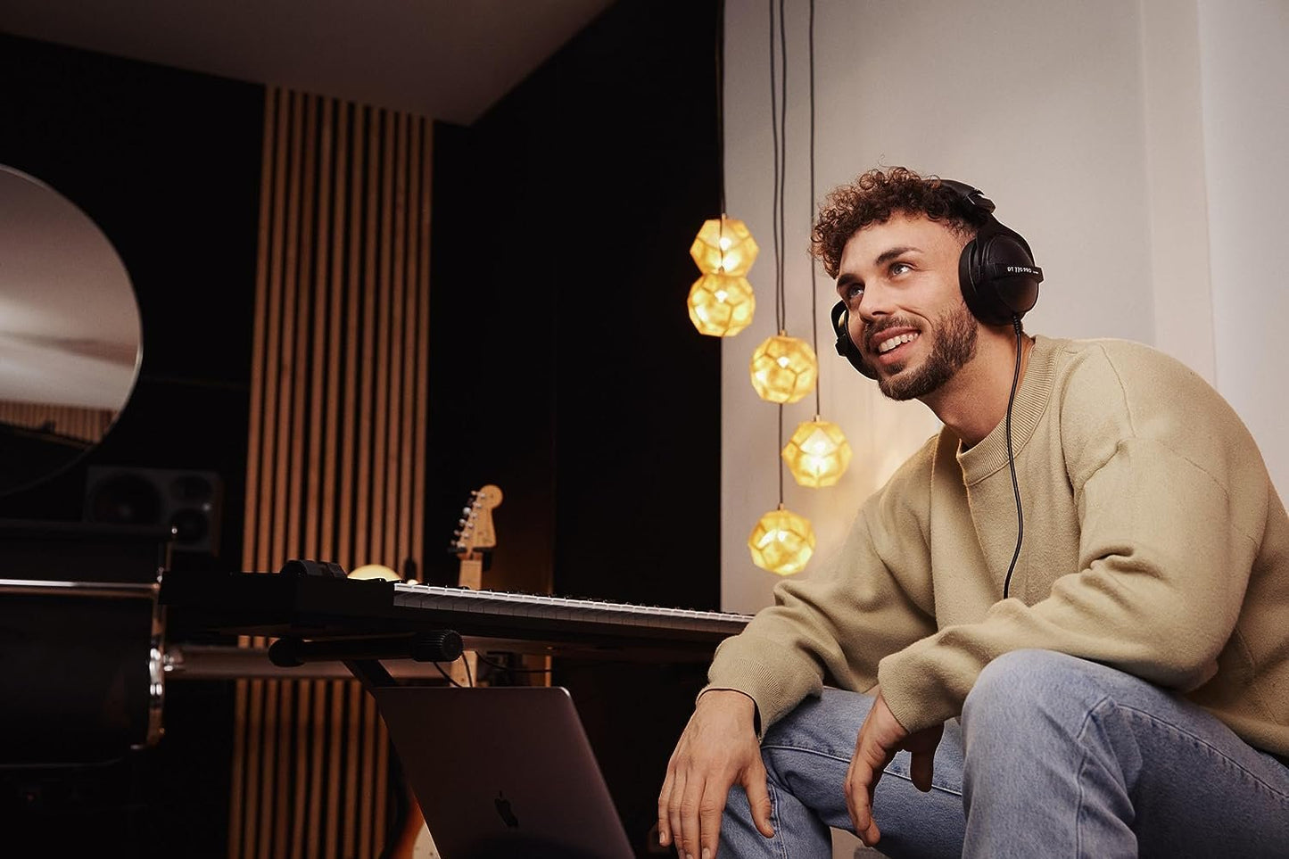 beyerdynamic DT 770 PRO 250 Ohm Over-Ear Studio Headphones in Black. Closed Construction, Wired for Studio use, Ideal for Mixing in The Studio