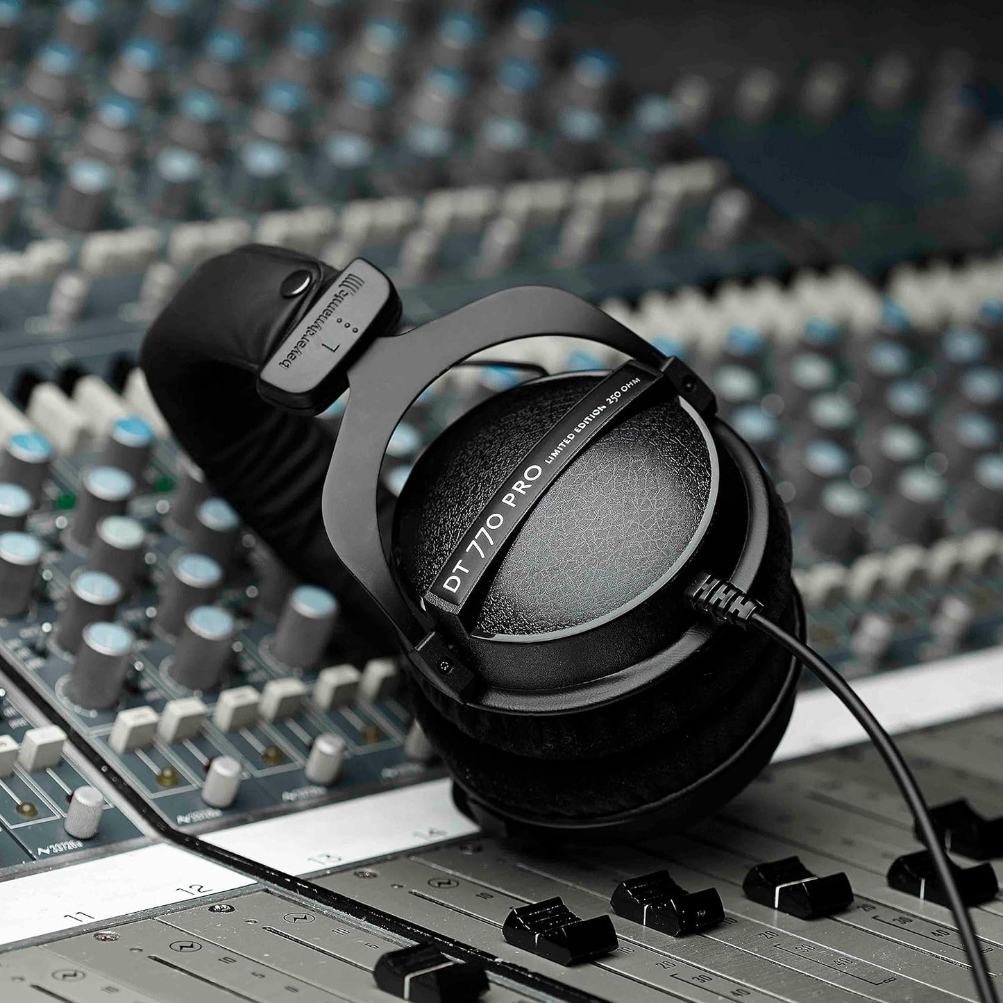 beyerdynamic DT 770 PRO 250 Ohm Over-Ear Studio Headphones in Black. Closed Construction, Wired for Studio use, Ideal for Mixing in The Studio