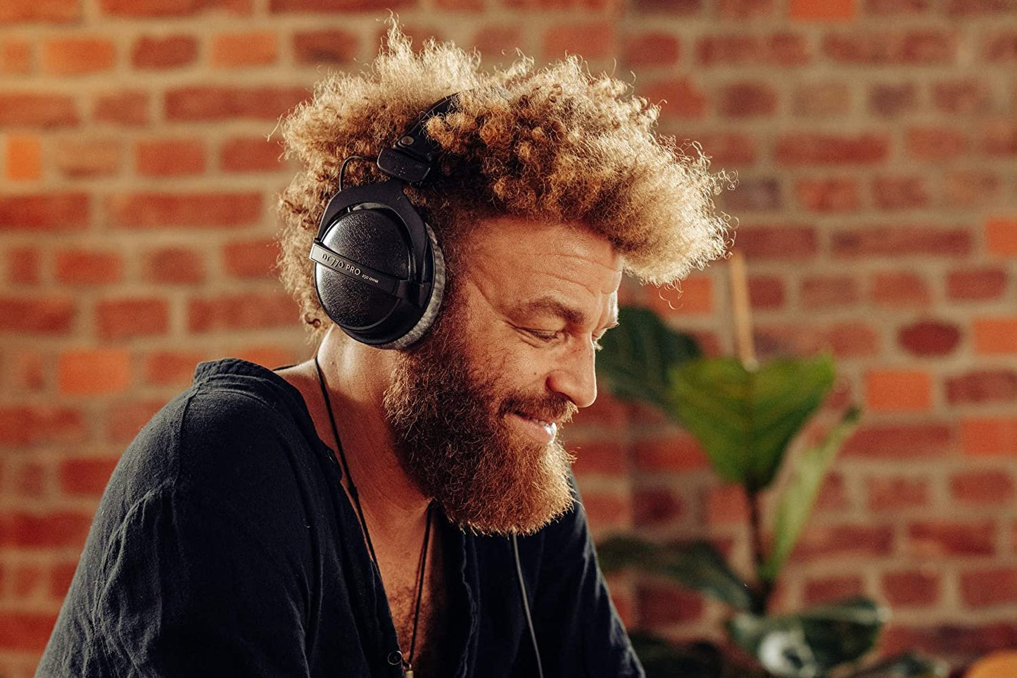 beyerdynamic DT 770 PRO 250 Ohm Over-Ear Studio Headphones in Black. Closed Construction, Wired for Studio use, Ideal for Mixing in The Studio