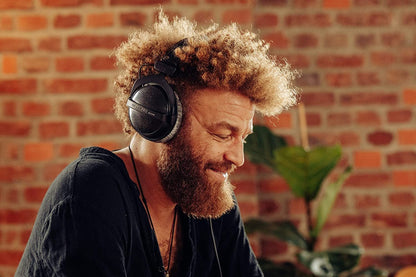 beyerdynamic DT 770 PRO 250 Ohm Over-Ear Studio Headphones in Black. Closed Construction, Wired for Studio use, Ideal for Mixing in The Studio